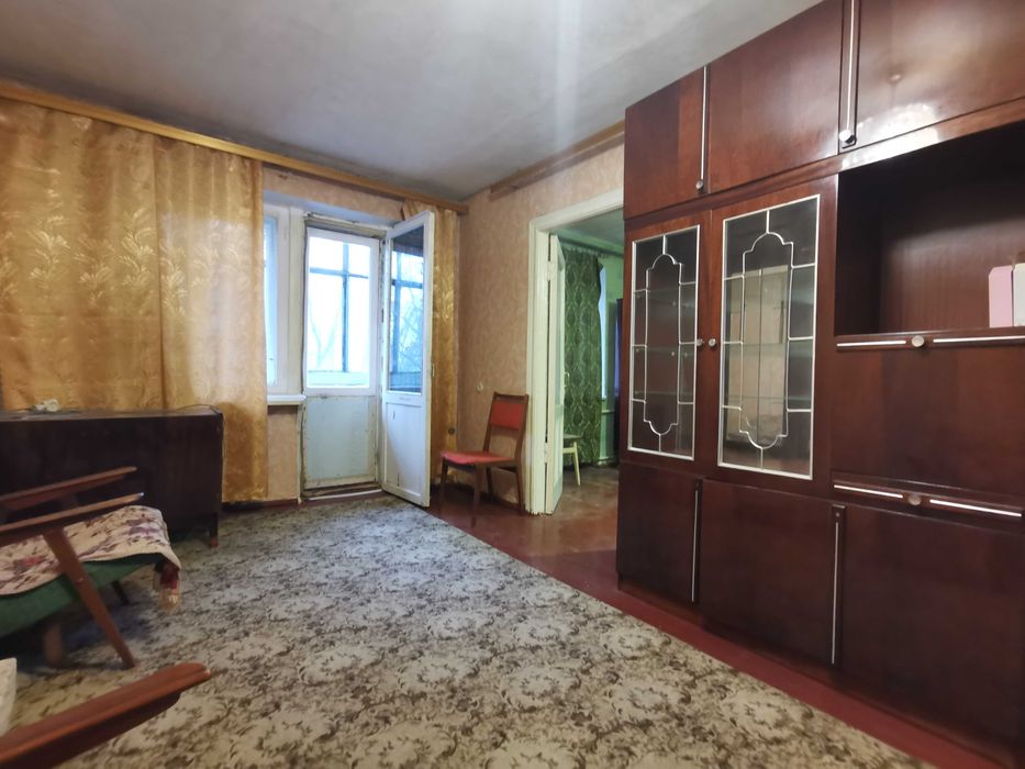 Квартира з трьома кімнатами і підвалом 2 поверх цегляного будинку RD