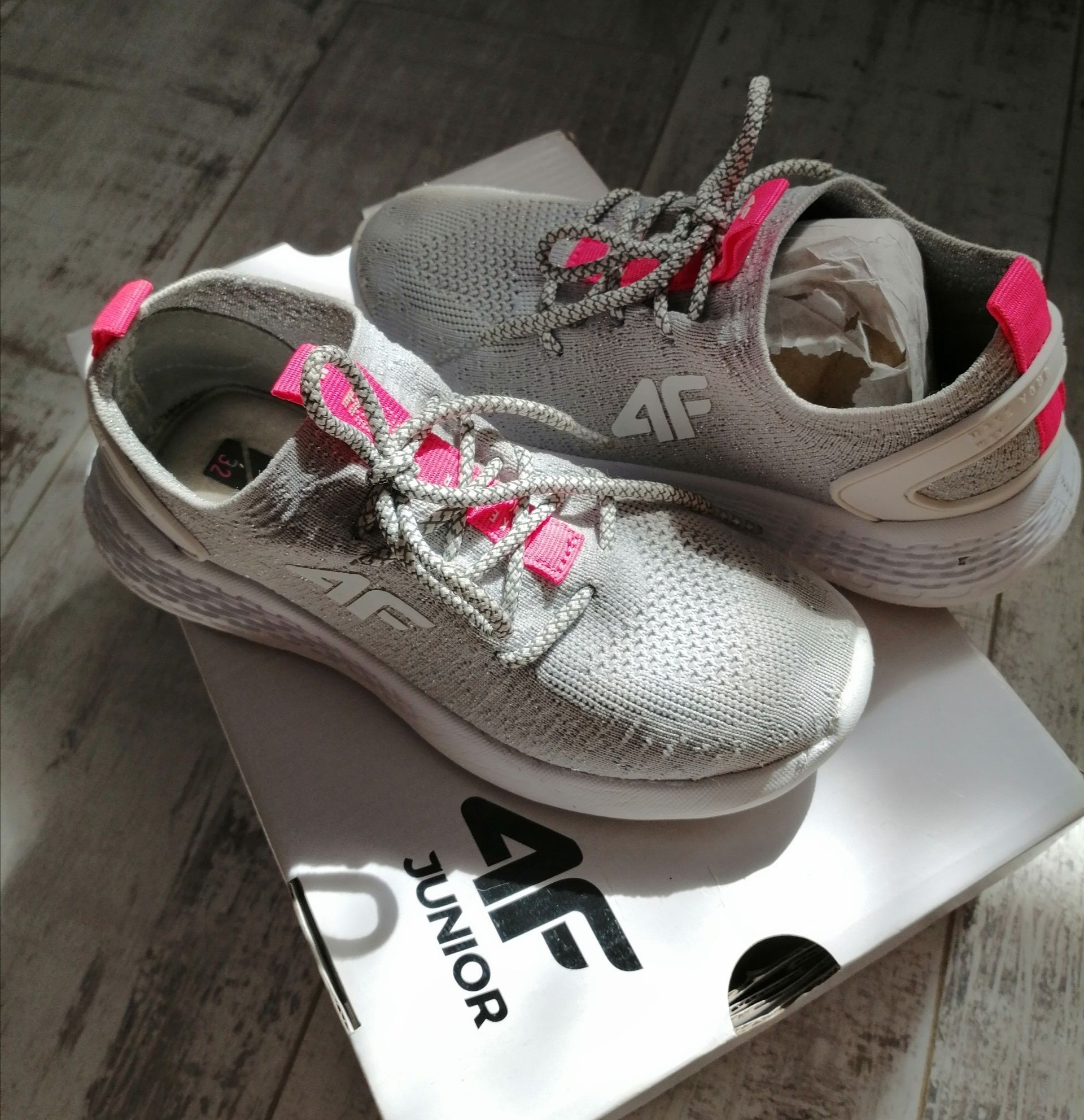 Adidasy dla dziewczynki 4F rozmiar 32
Wkładka 20,5 cm
Założone 3 razy