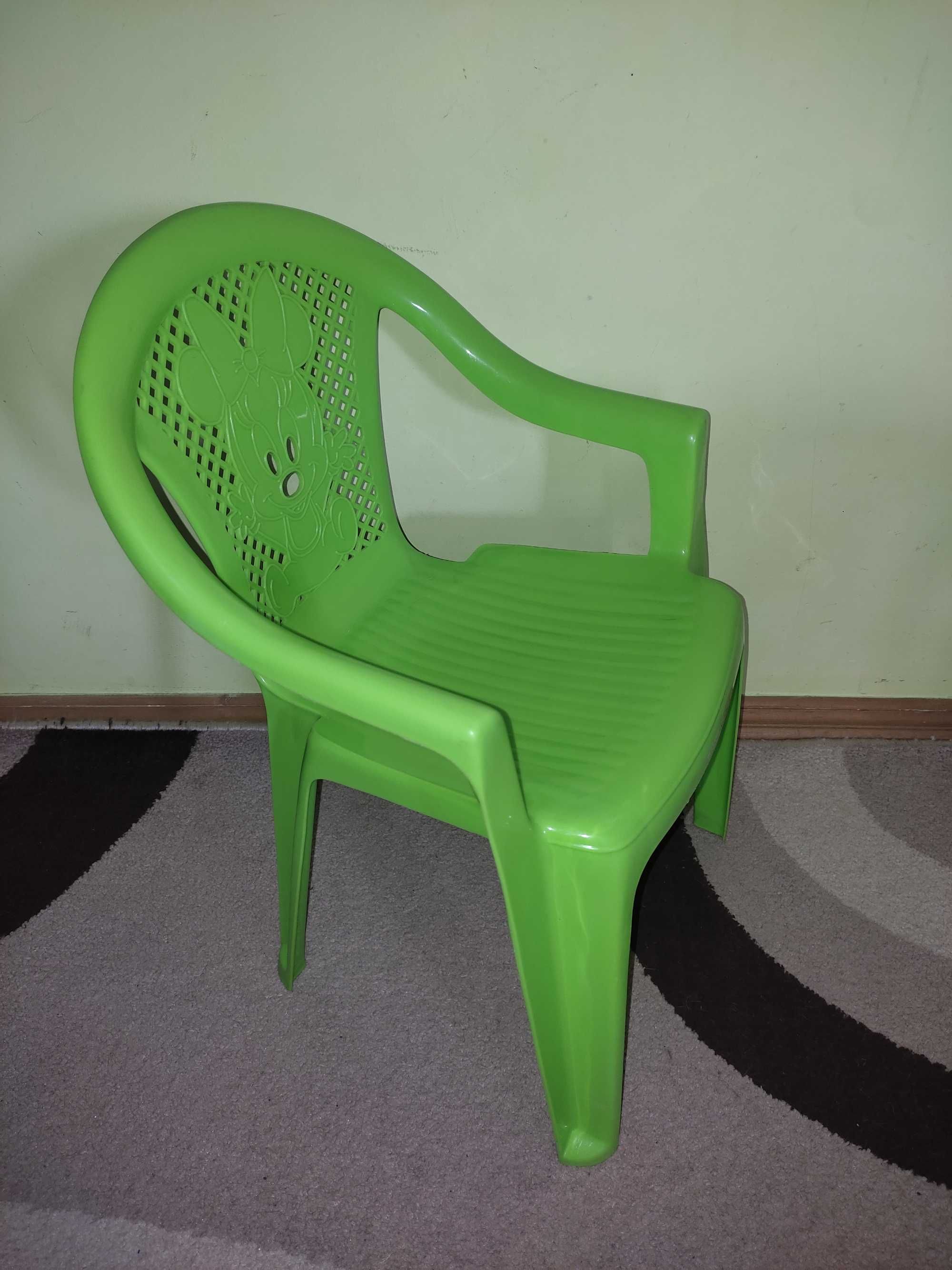 Пластикове дитяче крісло.