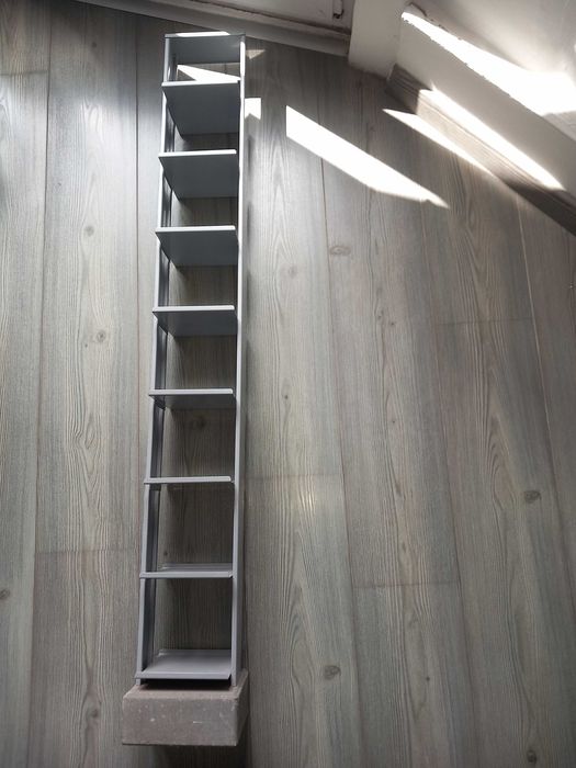 Torres para CDs em metal e base em betão (IKEA)