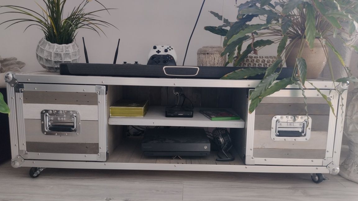 Loftowa szafka pod TV