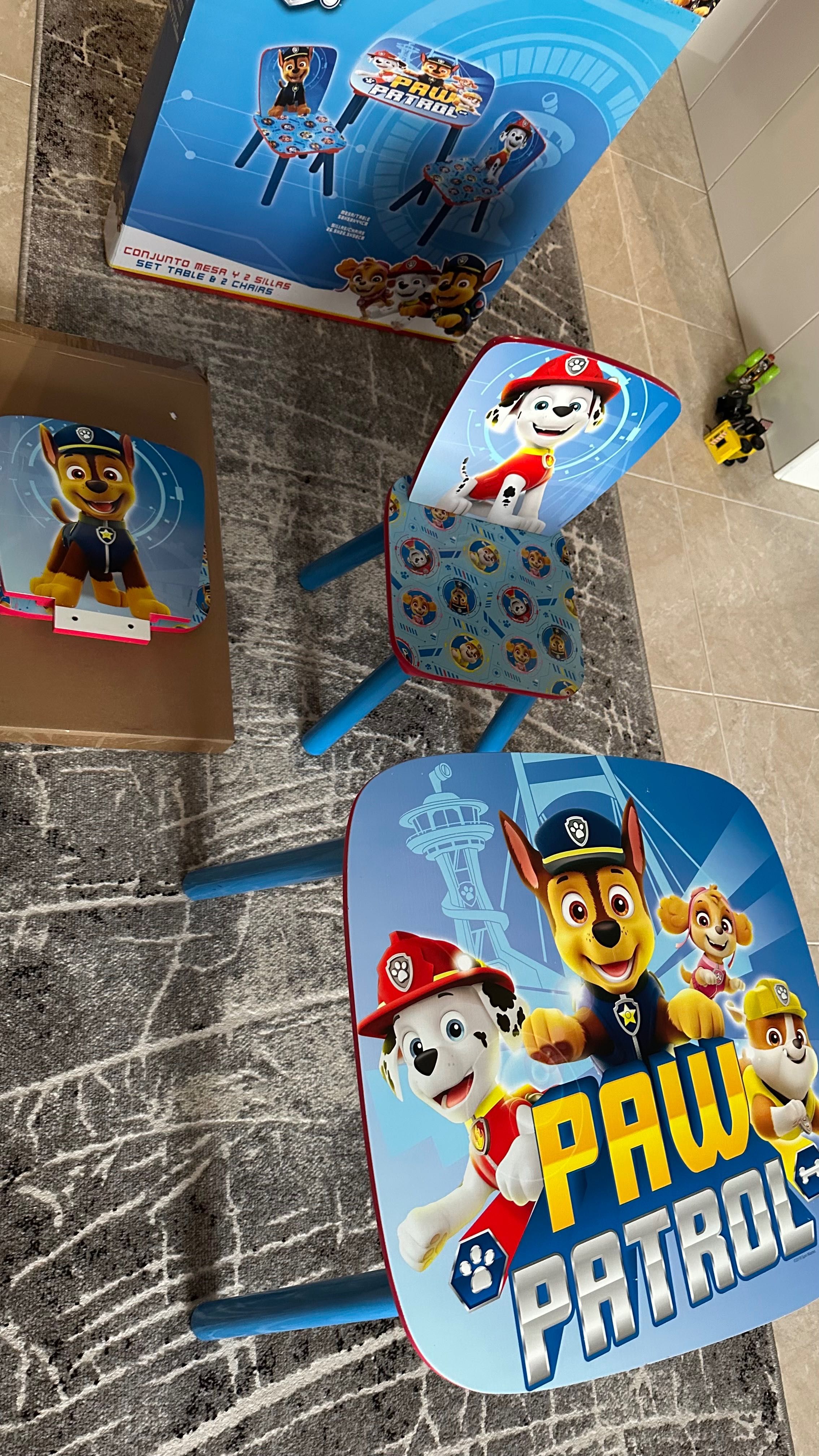 mesa pata da patrulha infantil e duas cadeiras,
