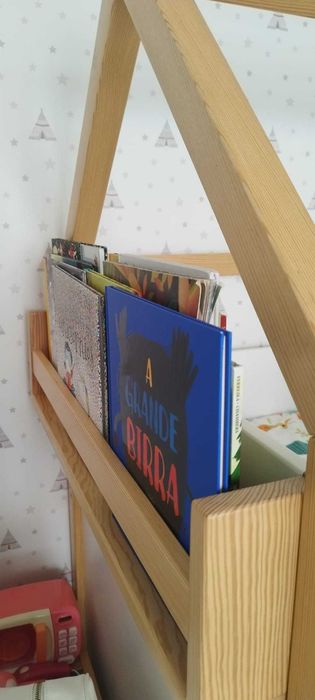 Cama casinha com escorrega e quadro de giz + colchão