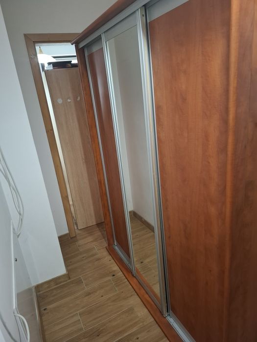 Duża szafa z lustrem