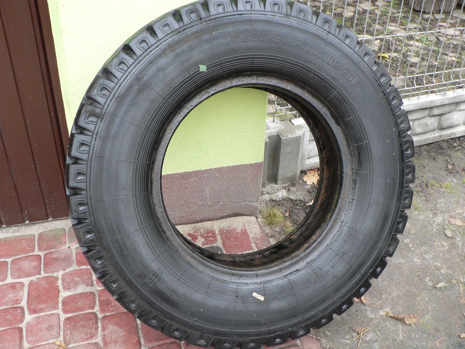 Opona 900/20 z dętką i fartuchem .