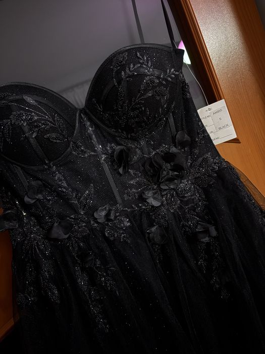 Czarna elegancka sukienka na studniówkę