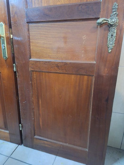 2 portas de exterior com ocular .com alguns riscos .