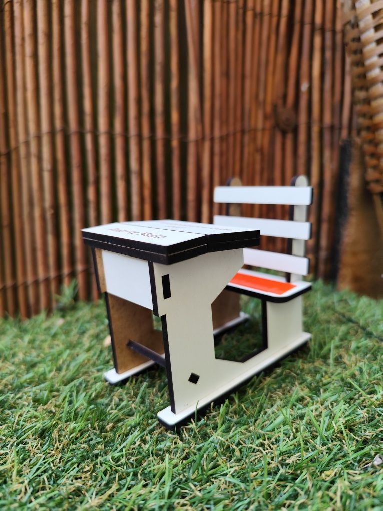 Cadeira escolar anos 70 personalizada!
10x9cm
Desde 8.90€
Várias