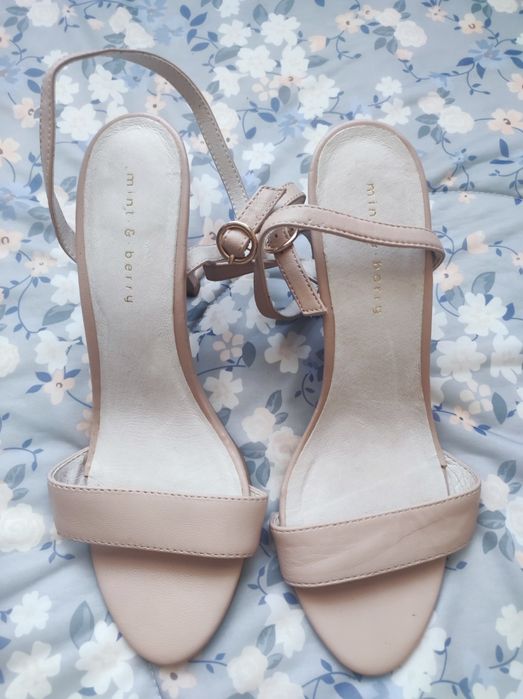 Босоніжки жіночі