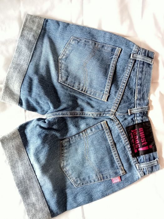 Calções de ganga com renda manual e fita colorida