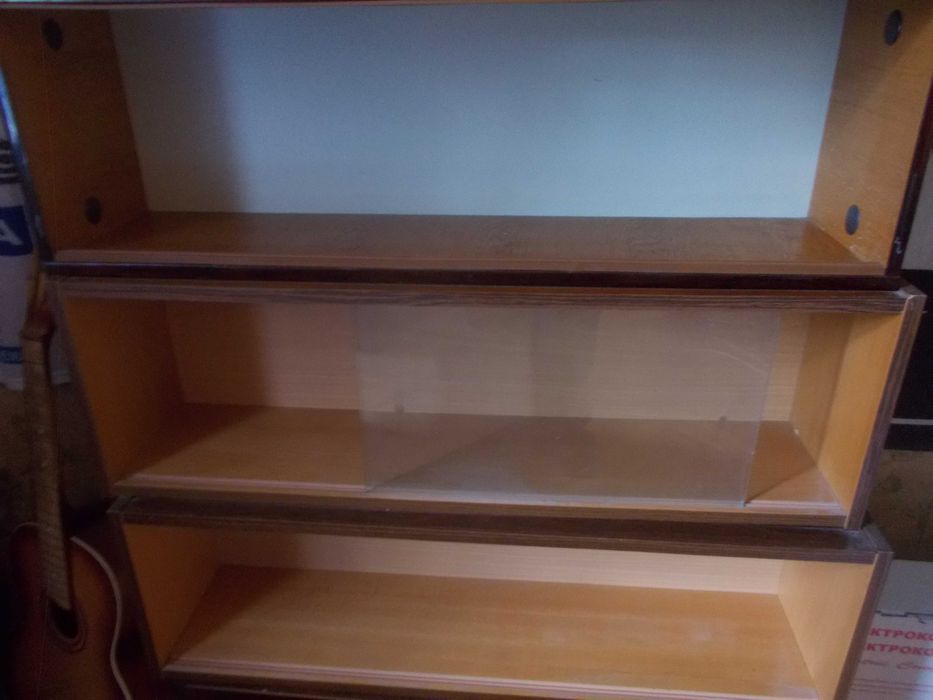 Полиці для книг та іншого.