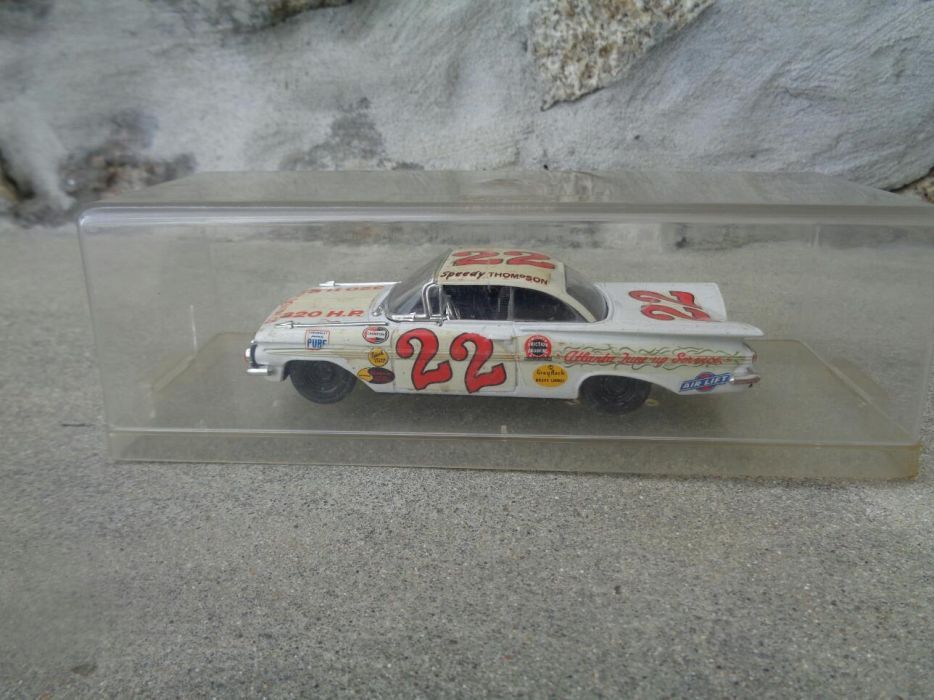 Carro em miniatura colecionavel em metal feito a mão, antigo.