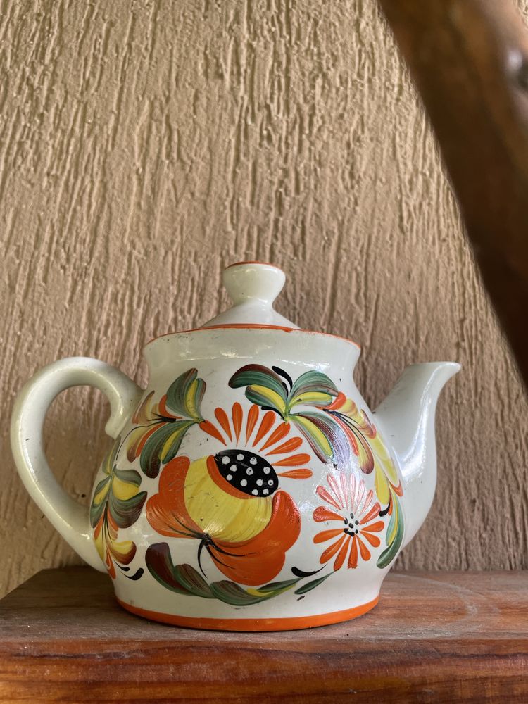 Посуд різний , чайники , цукорниці , блюда , чашки