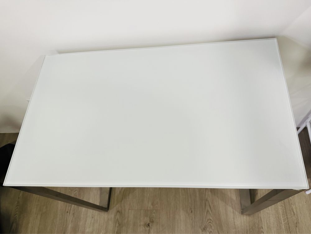 Mesa/secretária vidro e aço 95€ | Tapete IKEA interior/exterior 65€