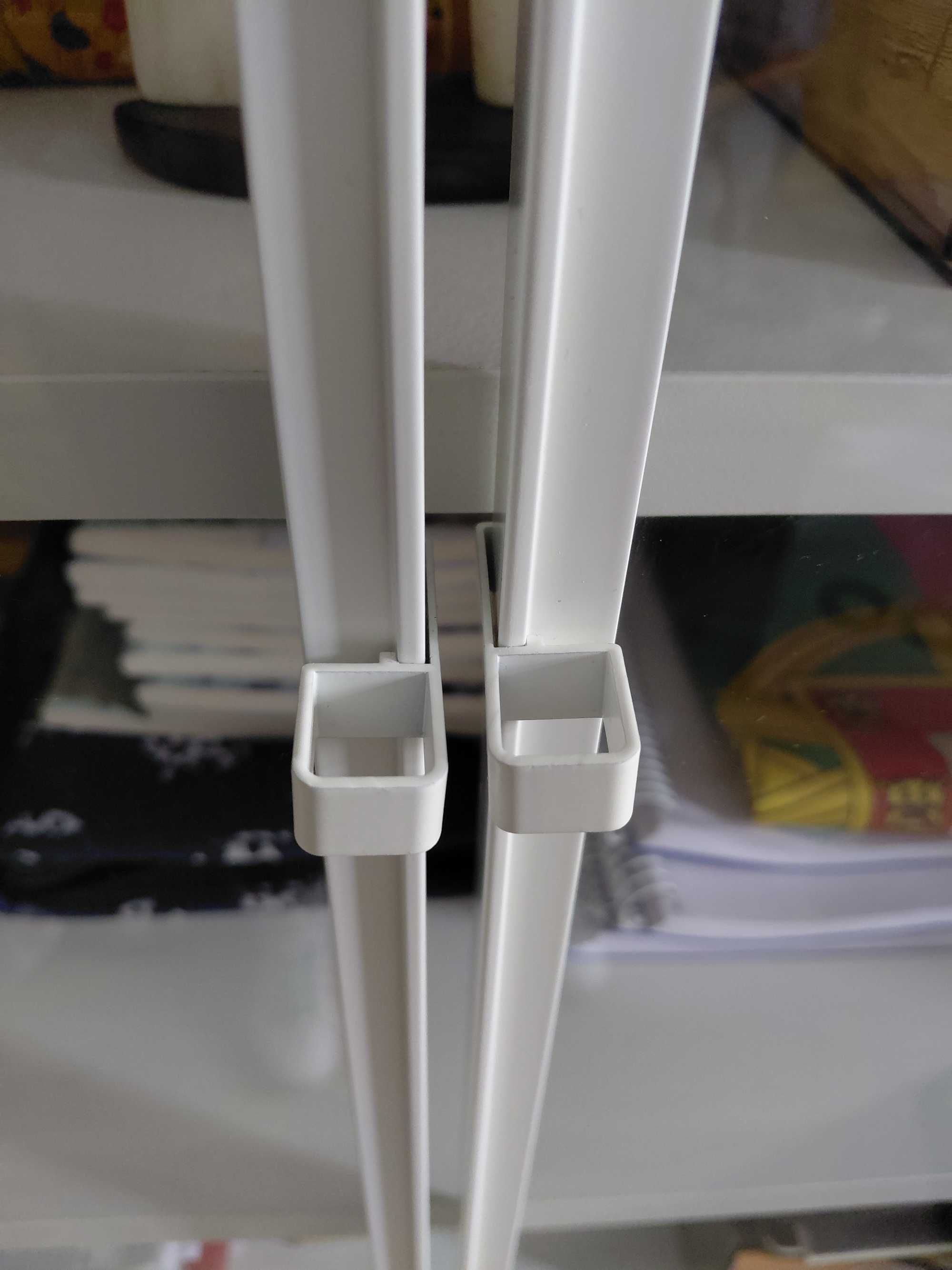 Armário/vitrine com portas de vidro