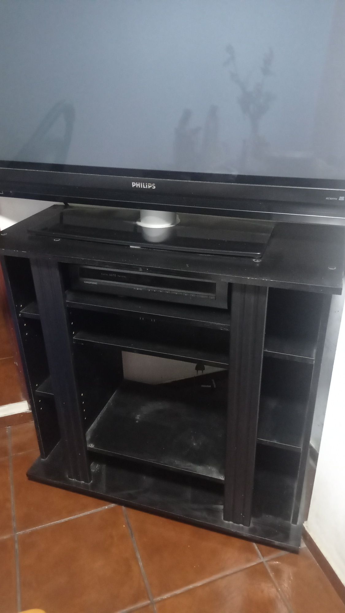 Televisão marca Philips com móvel preto