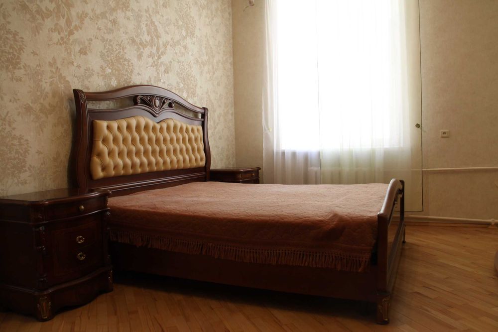 Сдем трехкомнатную квартиру в центре .