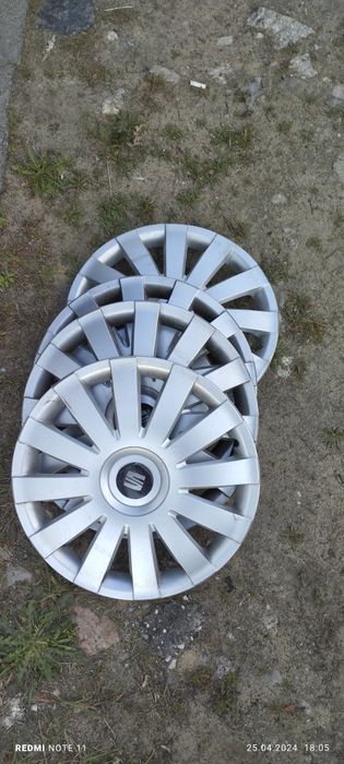 Stalówki  z oponami 14 cali plus komplet kołpakow .