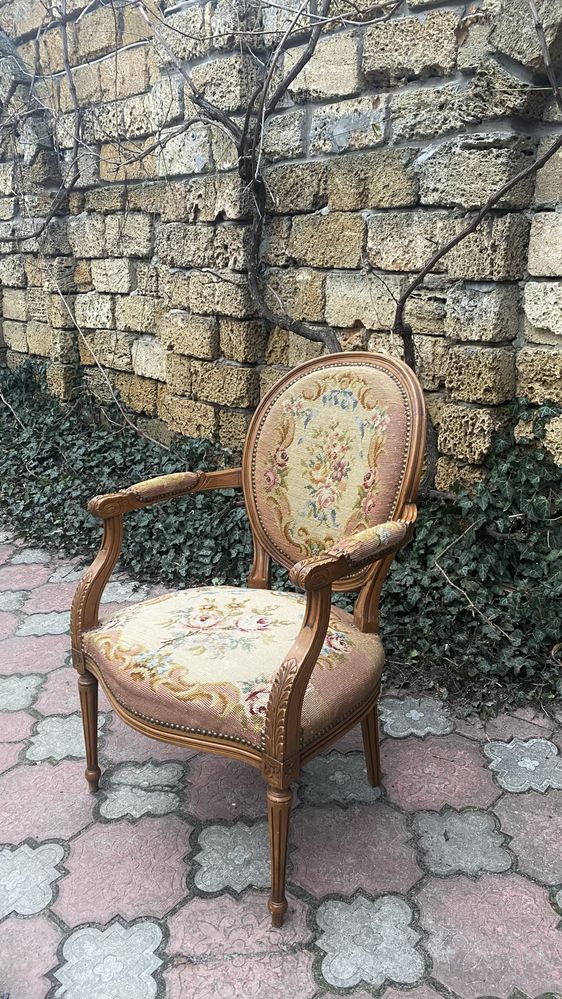 Кресло антикварное большое вышивка, ассортимент из Европы