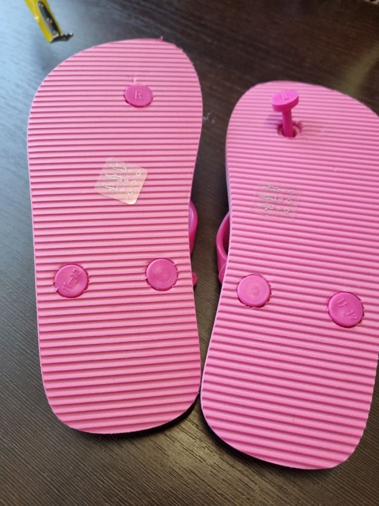 Klapki japonki 
Różowe sandałki na gumce Minnie rozmiar 30