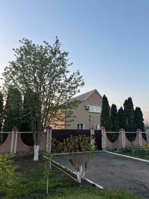 Продається двоповерховий будинок у місті Берестин.