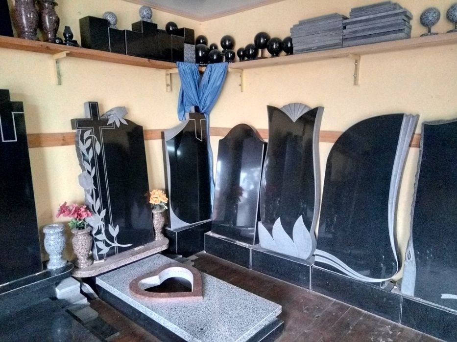 Памятники из черного камня.шары.вазы