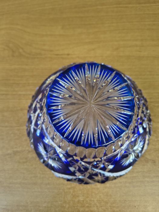 Misa kryształowa z kobaltowym zdobieniem – ręcznie szlifowana