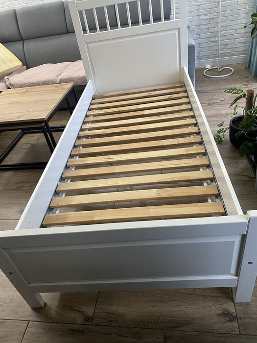 białe łóżko jednoosobowe