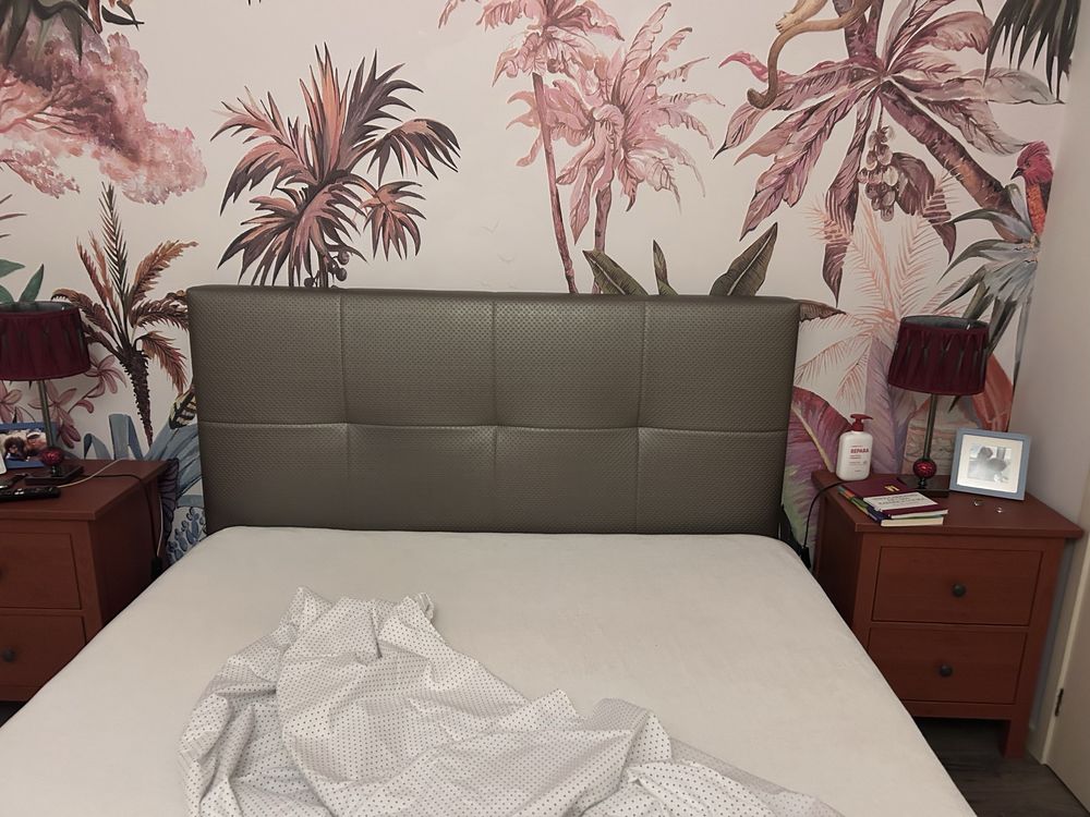 Cama de casal forrada em sintetico cinza acastanhado