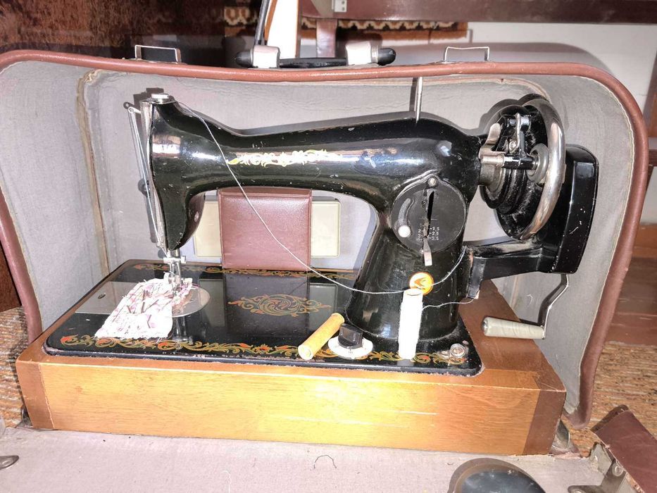 Швейна машинка ручна з чемоданом