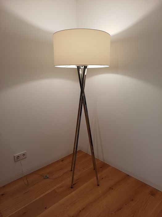 Candeeiro de pé alto