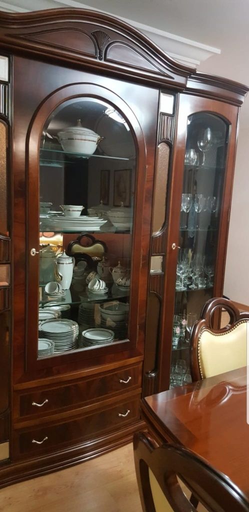 Móvel e mesa de sala com 6 cadeiras em pele
