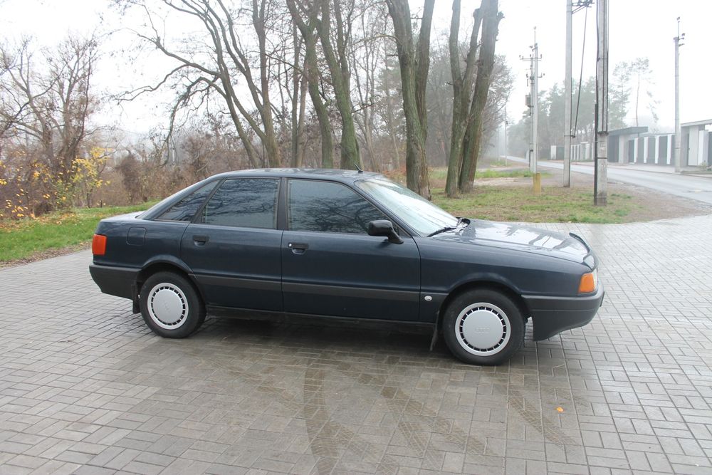 Audi 80        .