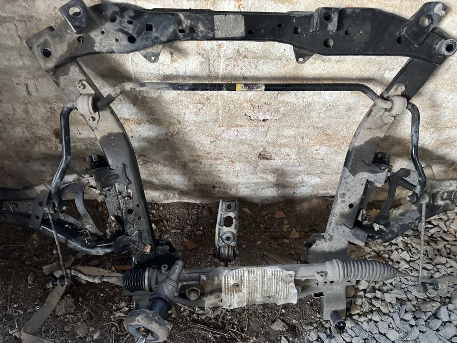 ПРОДАМ ПЕРЕДНЮ ПІДВІСКУ(передній підрамник) В наявності. Стан гарний.
