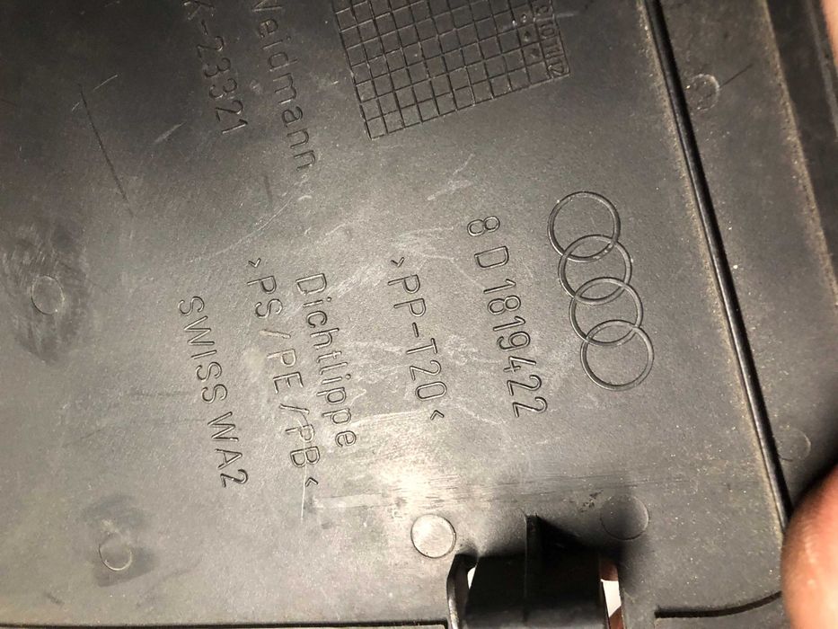 Zaślepka osłona pokrywa akumulatora Audi A4 B5