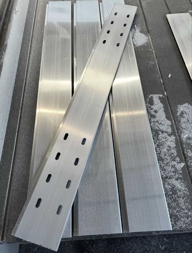 Panele aluminiowe do najazdów / autolawet – perforowane, wzmacniane