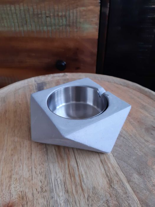 Dekoracyjna popielnica Zara Home betonowa z wkładem