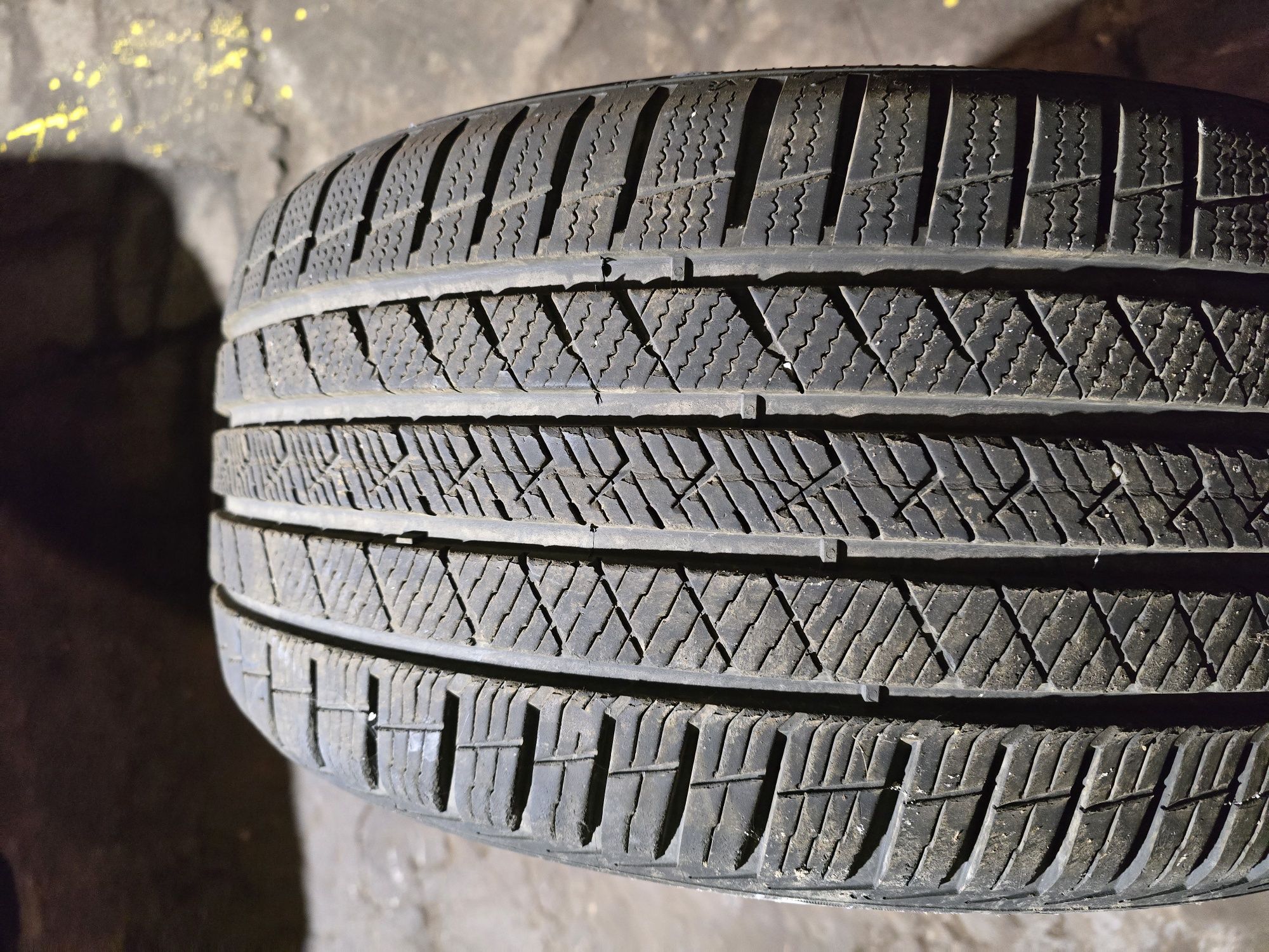 Pojedynka vredestein quatrac pro 235/35r19 dot 22rok 7mm