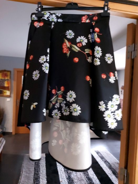 Saia mais curta à frente