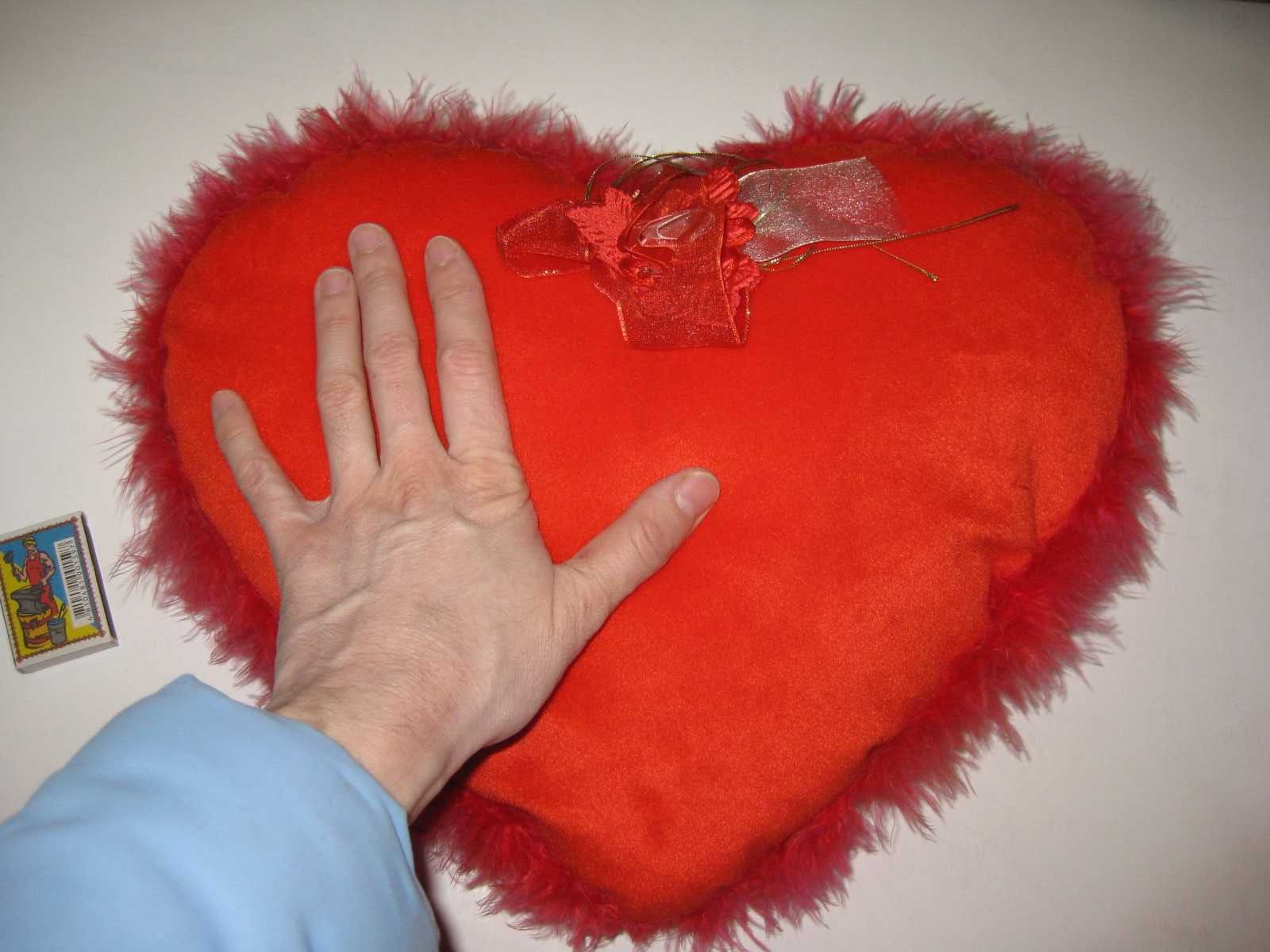 Подушка сердце велюр с пухом по краю 35х28 см