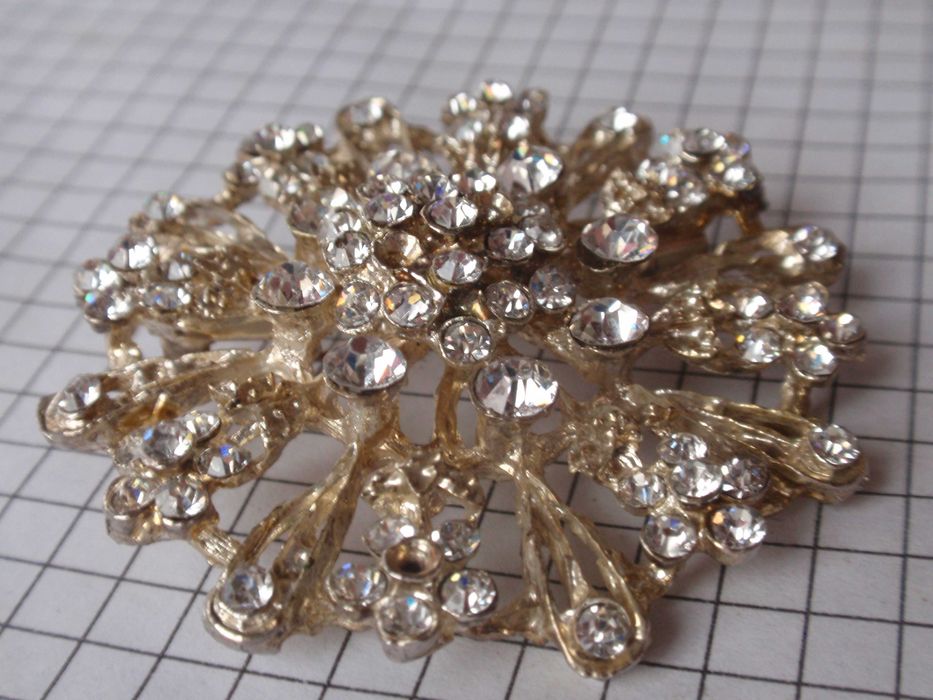 Брошь  снежинка.