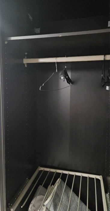 Guarda-fatos com duas portas de correr com espelho