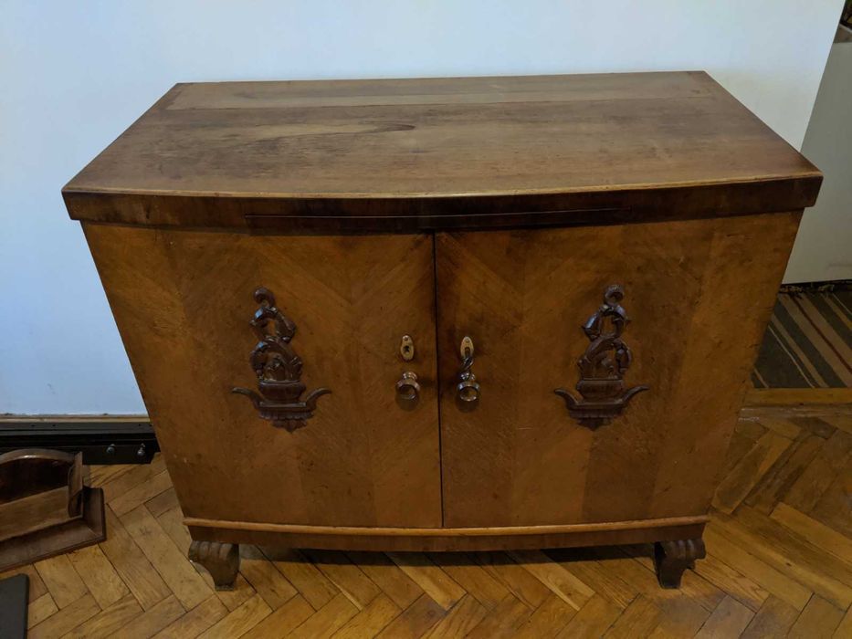 Stara drewniana komoda, Judaika