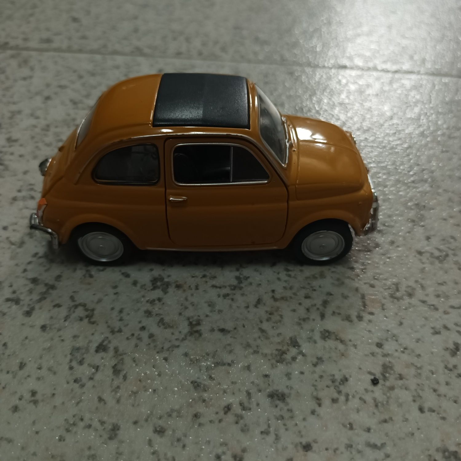 Miniatura Fiat Nuova 600 (escala 1/36)