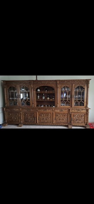 URGENTE: PARA DESOCUPAR Armário de sala em madeira de castanho