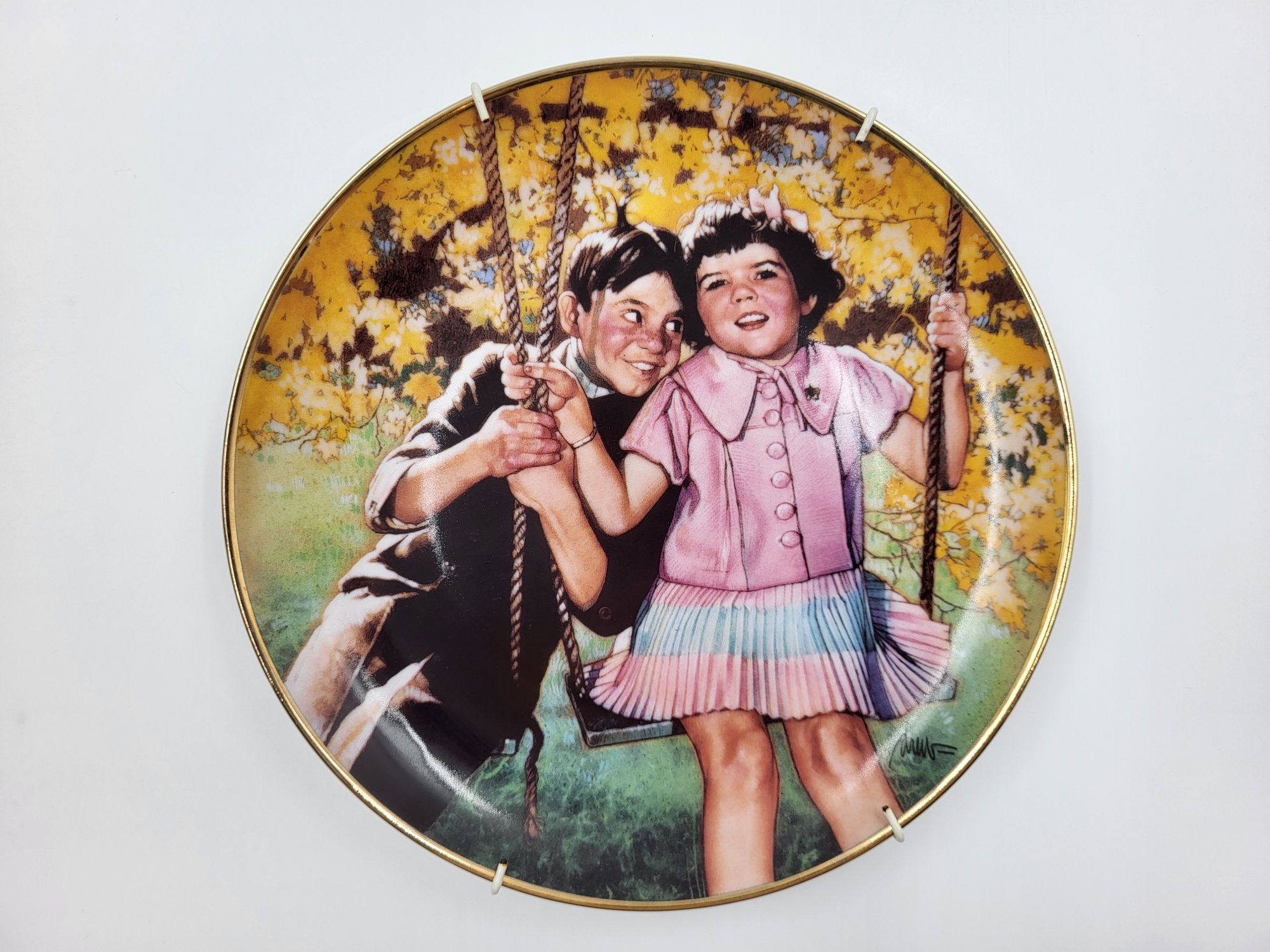 Śliczny porcelanowy dekoracyjny talerz z zakochaną parą