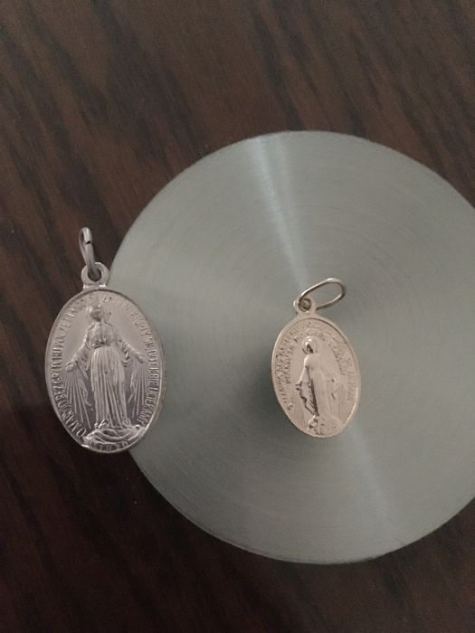 Dwa medaliki zawieszki maryja