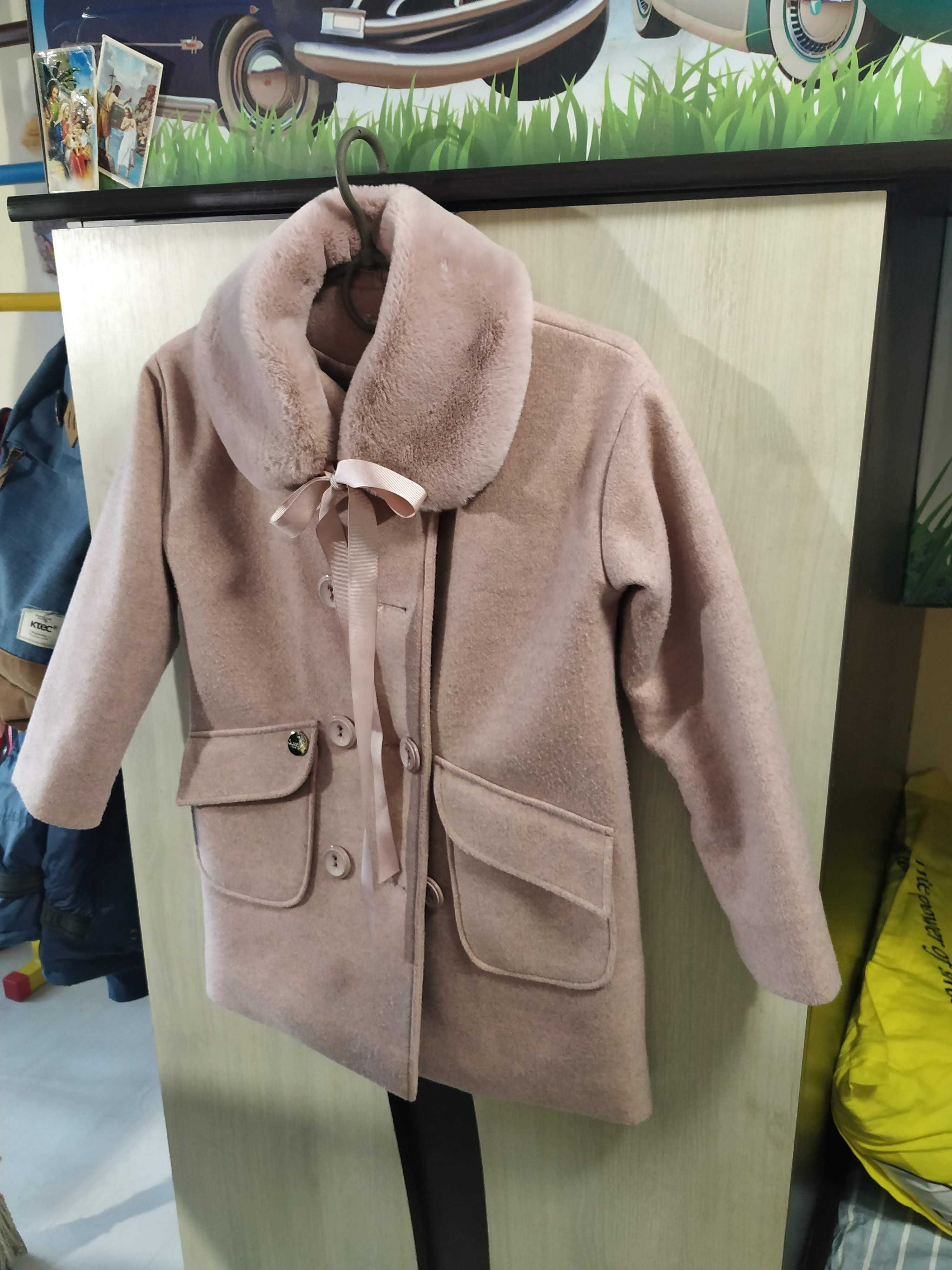 Нарядне кашемірове пальто для дівчинки, колір пудра, на ріст 122 см.