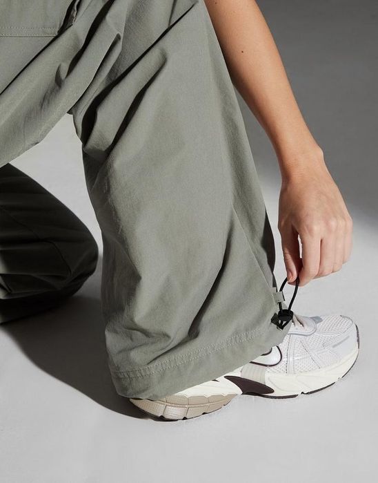 Трендові штани парашути Nike w nsw cargo woven gls fz4637-053