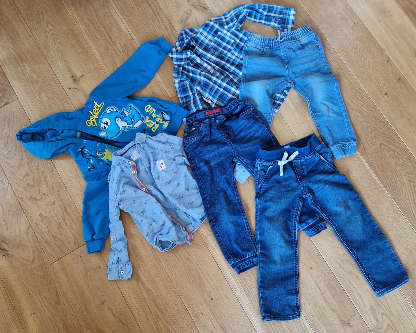 Zestaw koszul, spodni i bluza. Rozmiar 104.